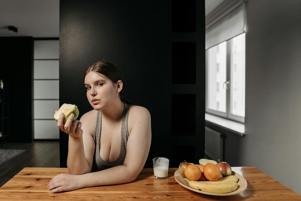 Femme boulimique mangeant une pomme